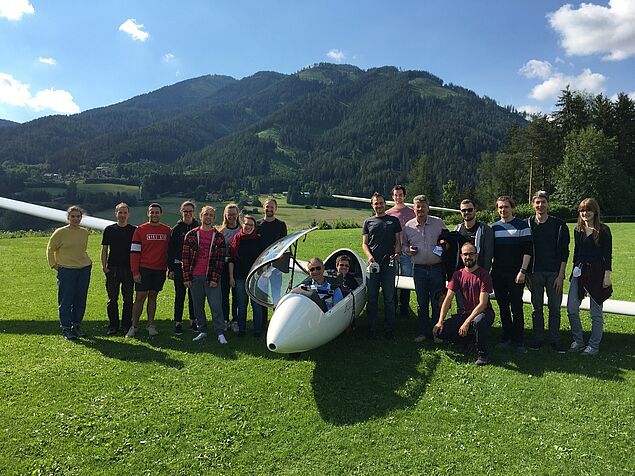 Die Gruppe der Universität Wien zusammen mit Obmann Andreas Binder mit einem Flugzeug am Flugplatz Turnau.