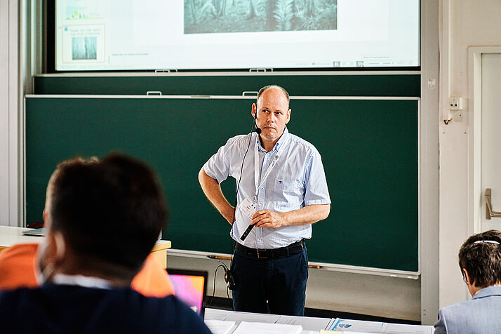 Hinrich Grothe during his lecture.